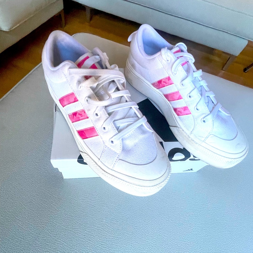 Adidas BRAVADA 2.0 PLATFORM SHOES
Size. 9.5 white and pink